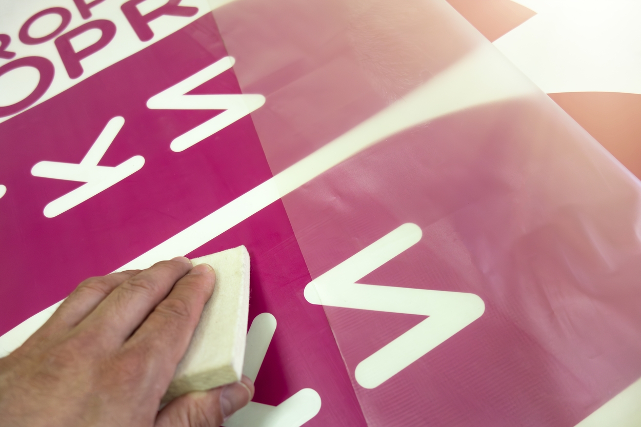 A,Worker's,Hand,With,A,Soft,Felt,Squeegee,For,Vinyl